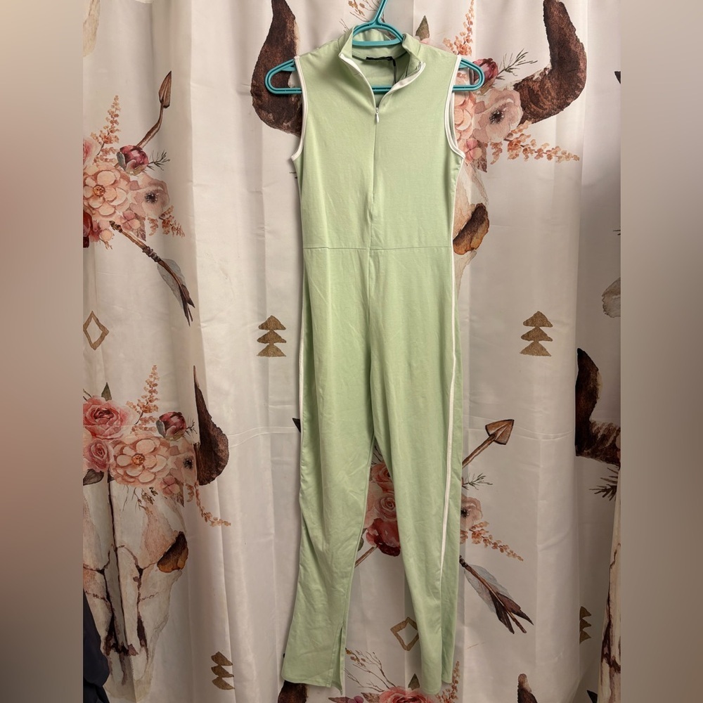 New size 4 Sleeveless Green Jumpsuit​​